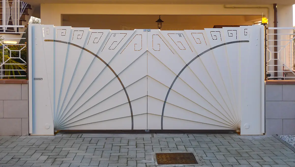 cancello a ventaglio a corrimento verticale bianco con decorazione