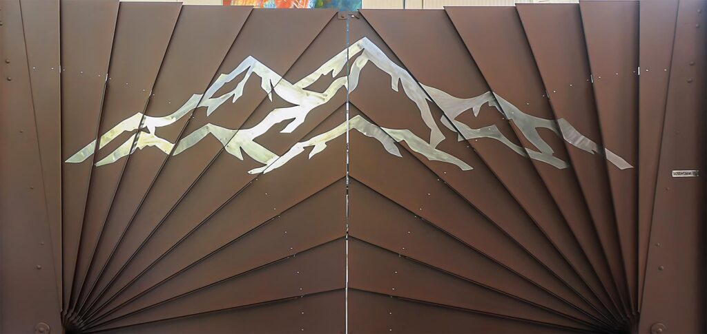 cancello a ventaglio marrone con personalizzazione montagne